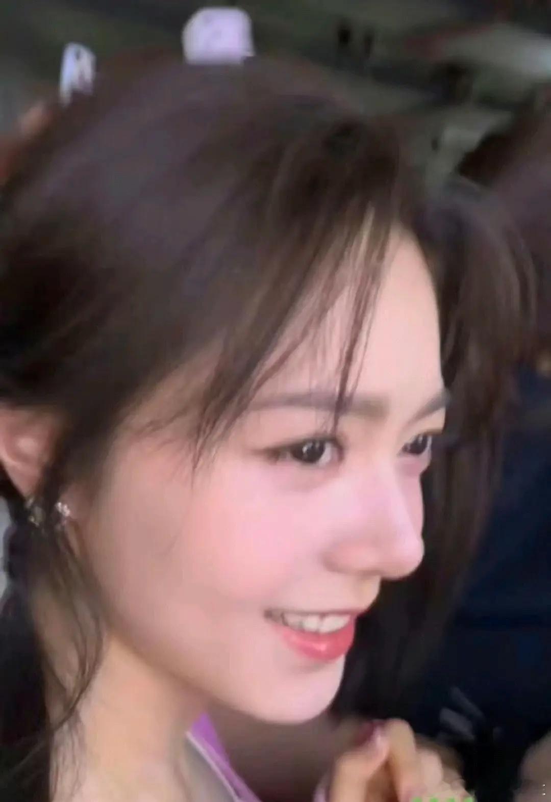 突然感觉麦麦好适合走甜妹路线，清纯女大直接拿捏[挤眼]#赵今麦[超话]# ​​​