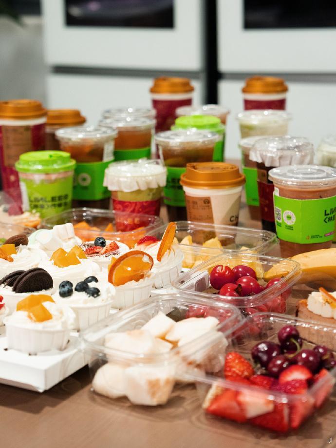 何同学谢谢AI请客 何同学真的没骗人～用千问免单卡超划算，轻松拿下零食和奶茶，这