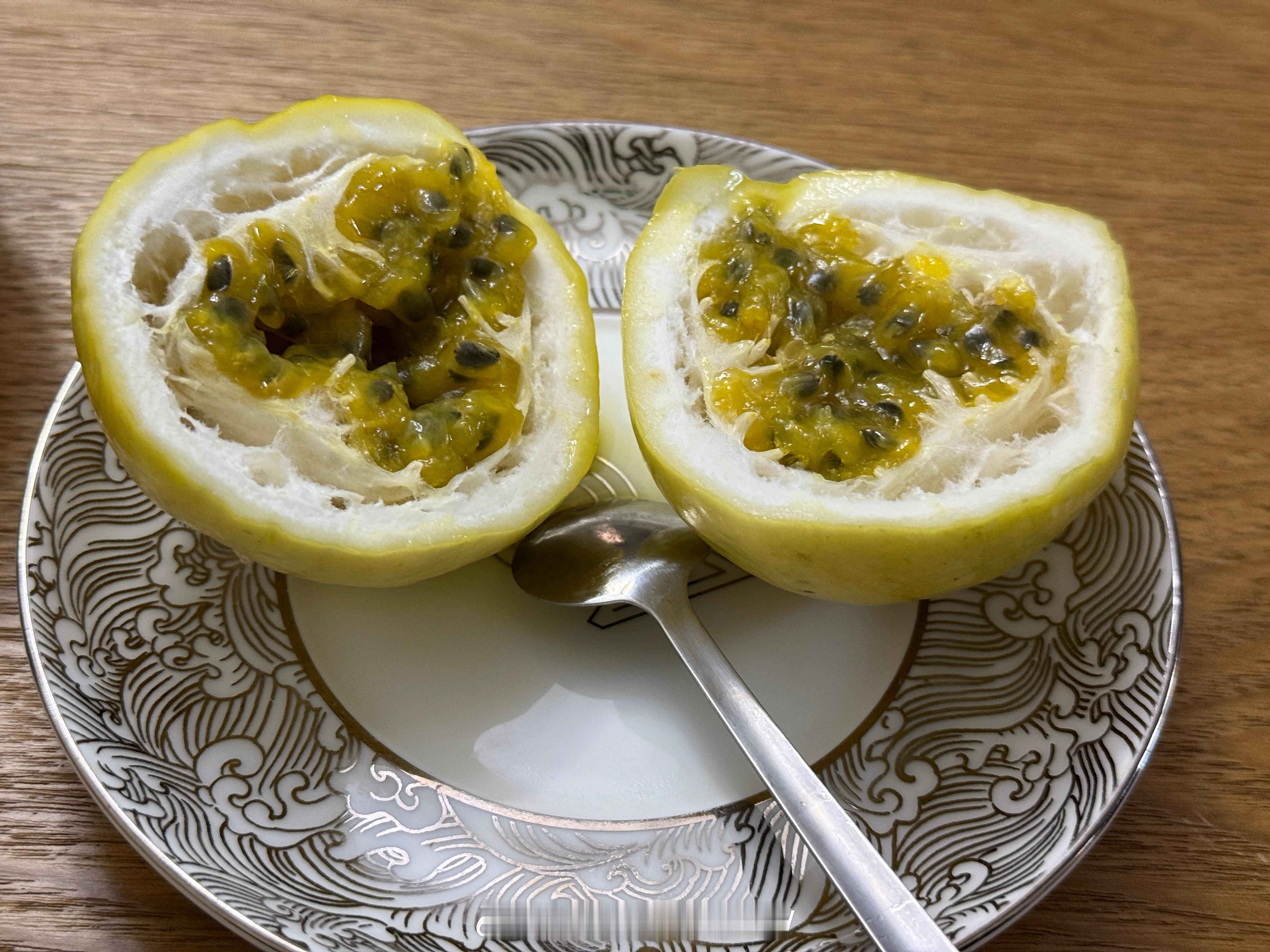 昨晚看完歌手23点多了，今天依然准时起床吃早饭，每天早餐吃个百香果已经成为习惯，