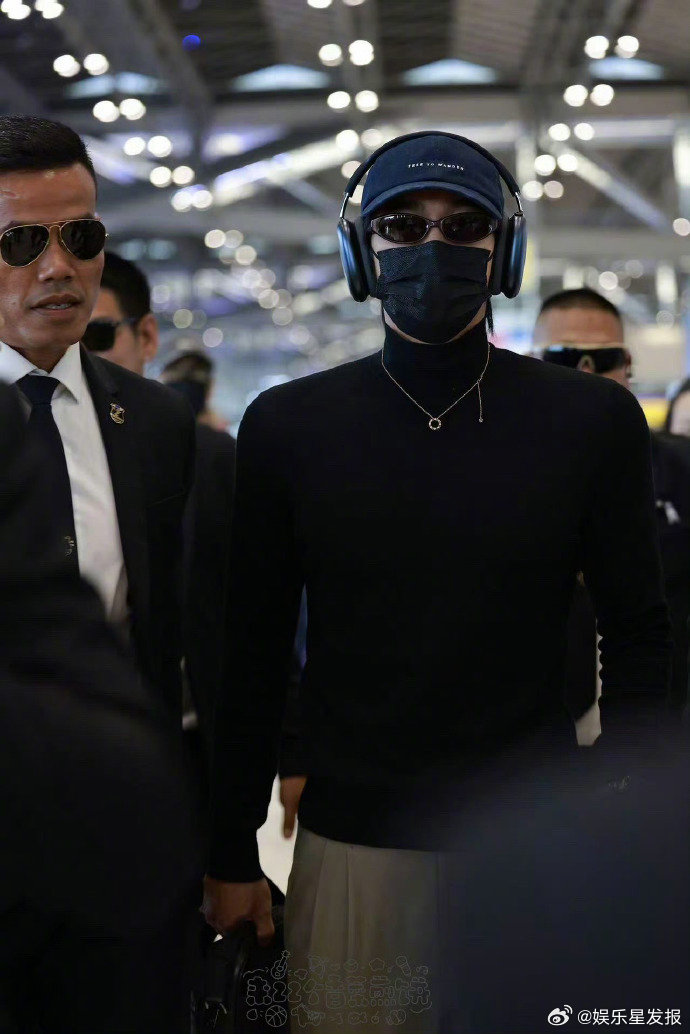 于适直角肩届最严厉的父亲 于适回国生图曝光，直角肩再次封神！挺拔的肩线配上优越的