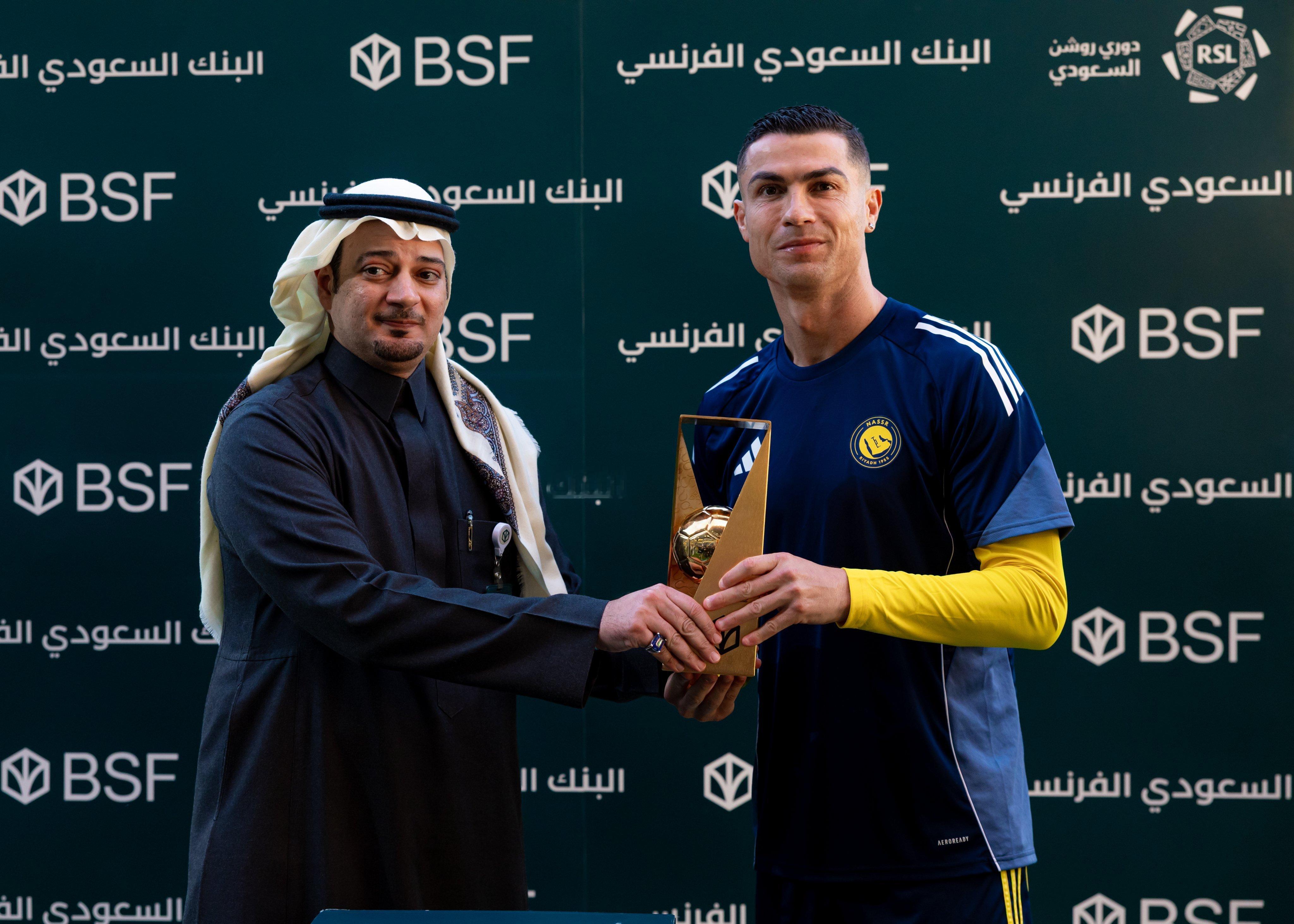 C罗领取第九轮最佳进球奖 🎞️ 赛前领奖官方发布合照𝑪𝒓𝒊𝒔𝒕𝒊?