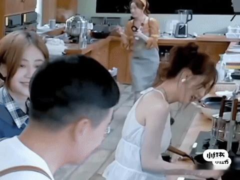 中餐厅的后厨里，别人都在灰头土脸地忙活，张雅琪却能腾出手来补妆。

这画面本身就