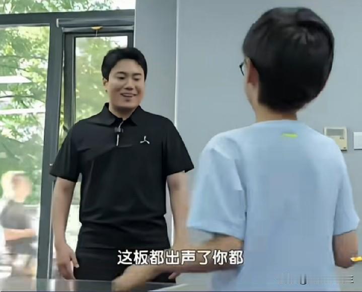 笑死我了！梁靖崑父子反目就在一瞬间呀！

美丽姐给凉皮报了乒乓球培训班，
梁靖崑