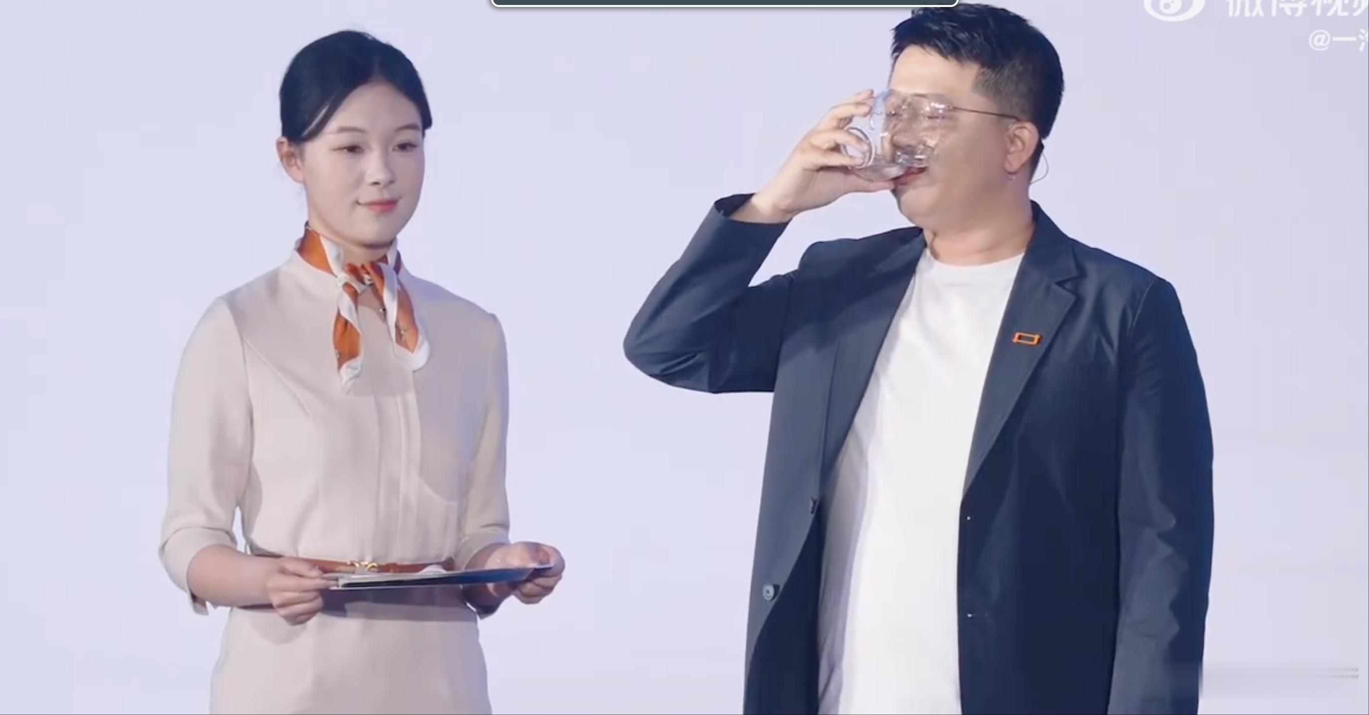 座椅面料的主要VOC是醛类，甲醛和乙醛是易溶于水的，其他醛类不大容易溶于水。苯类