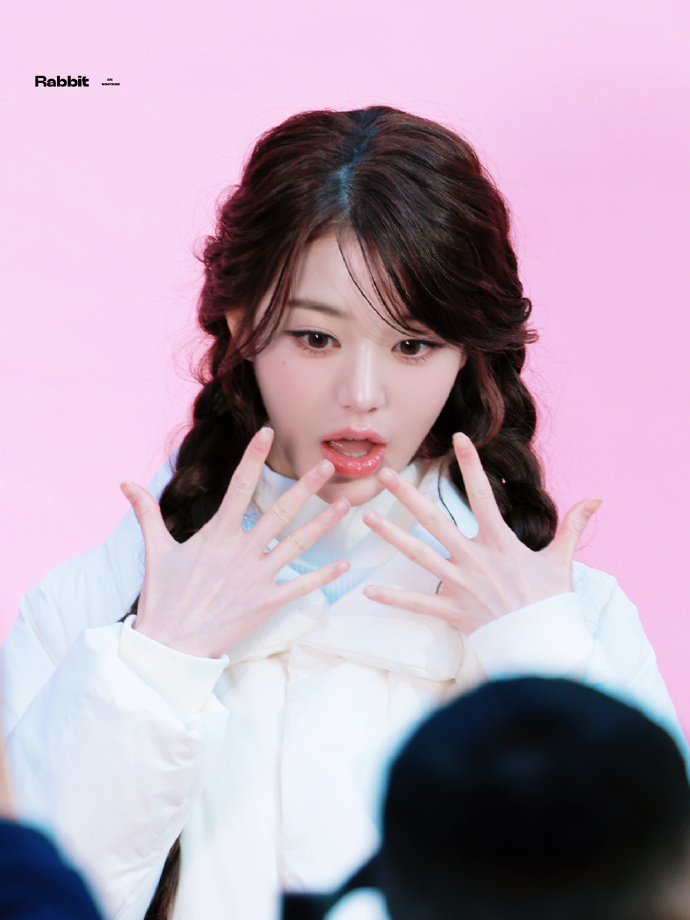 张元英的气质与冬日雪兔高度契合，纯净柔和中透着清冷，不刻意的灵动，让每一次亮相都