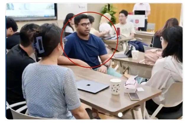 复旦大学生校园内遭印度留学生无辜打伤，报警学校不作为，愤而发小作文维权。事情是7