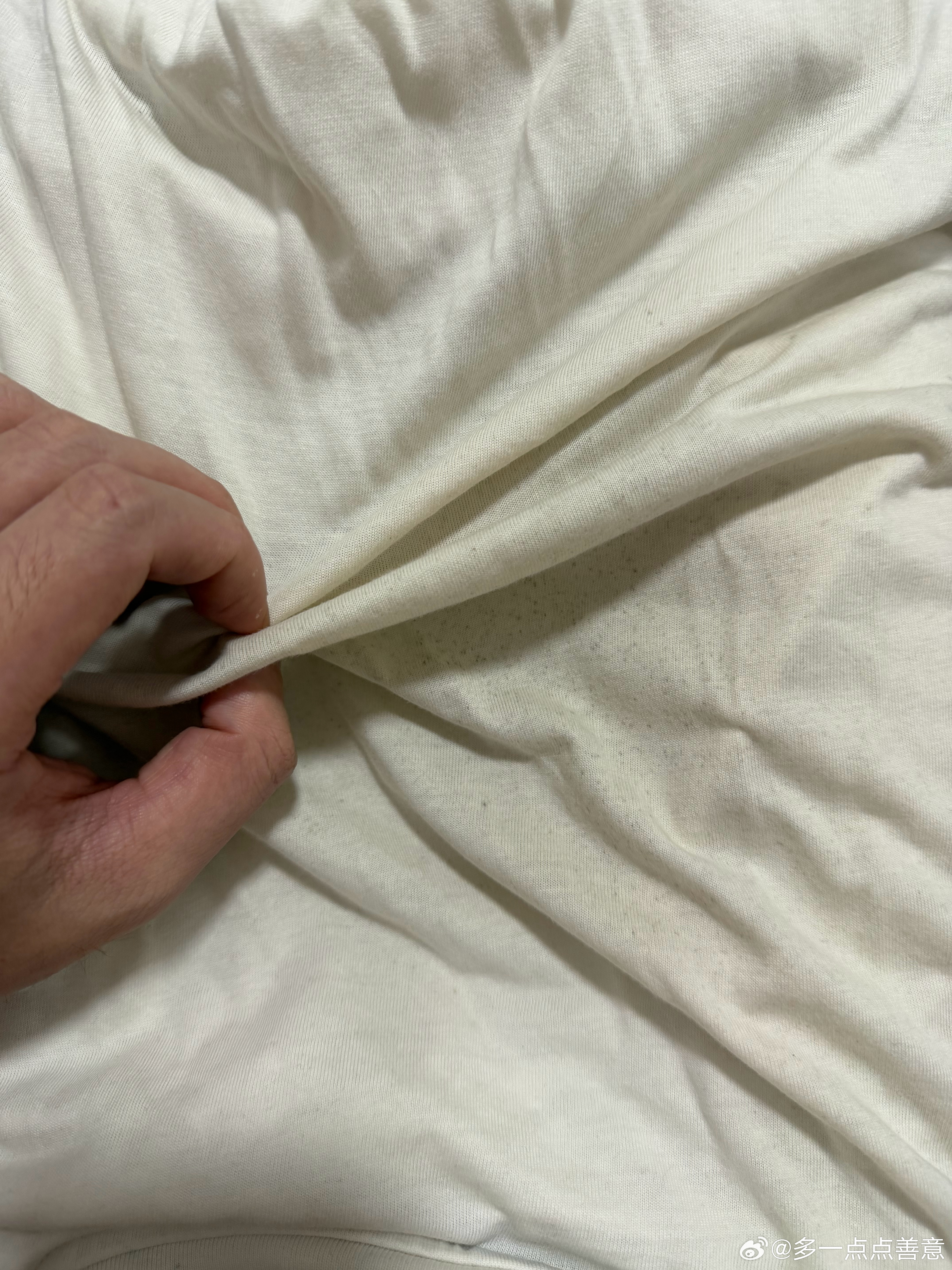 洗好几遍 洗不干净  对浪费行为羞愧  徘徊纠结 丢还是不丢 想着留着当睡衣穿 