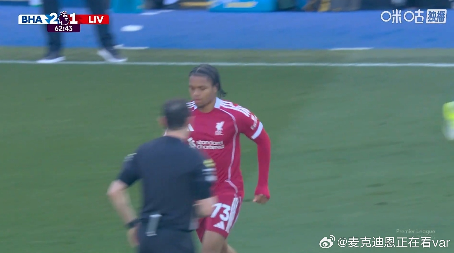 恩古换下弗林鹏索博又要补到右后卫了 哎看看边路上个爆点这场上局势能不能有点改变吧