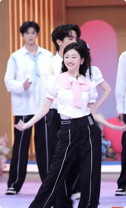 景甜不愧是北舞出来的你好星期六原来景甜跳舞这么绝，身段柔美灵动，完全是专业舞者水