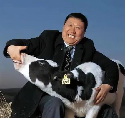 1999年，伊利把牛根生扫地出门，郑俊怀本来很得意，觉得总算把这头“倔牛”赶走了