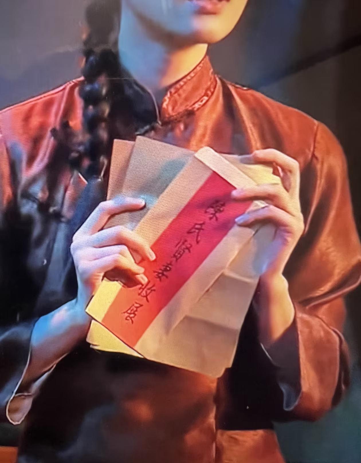 陈楚生广东卫视春晚《港湾》舞台竟然还有这么一个隐藏看点！
就是那个伴舞的女演员手