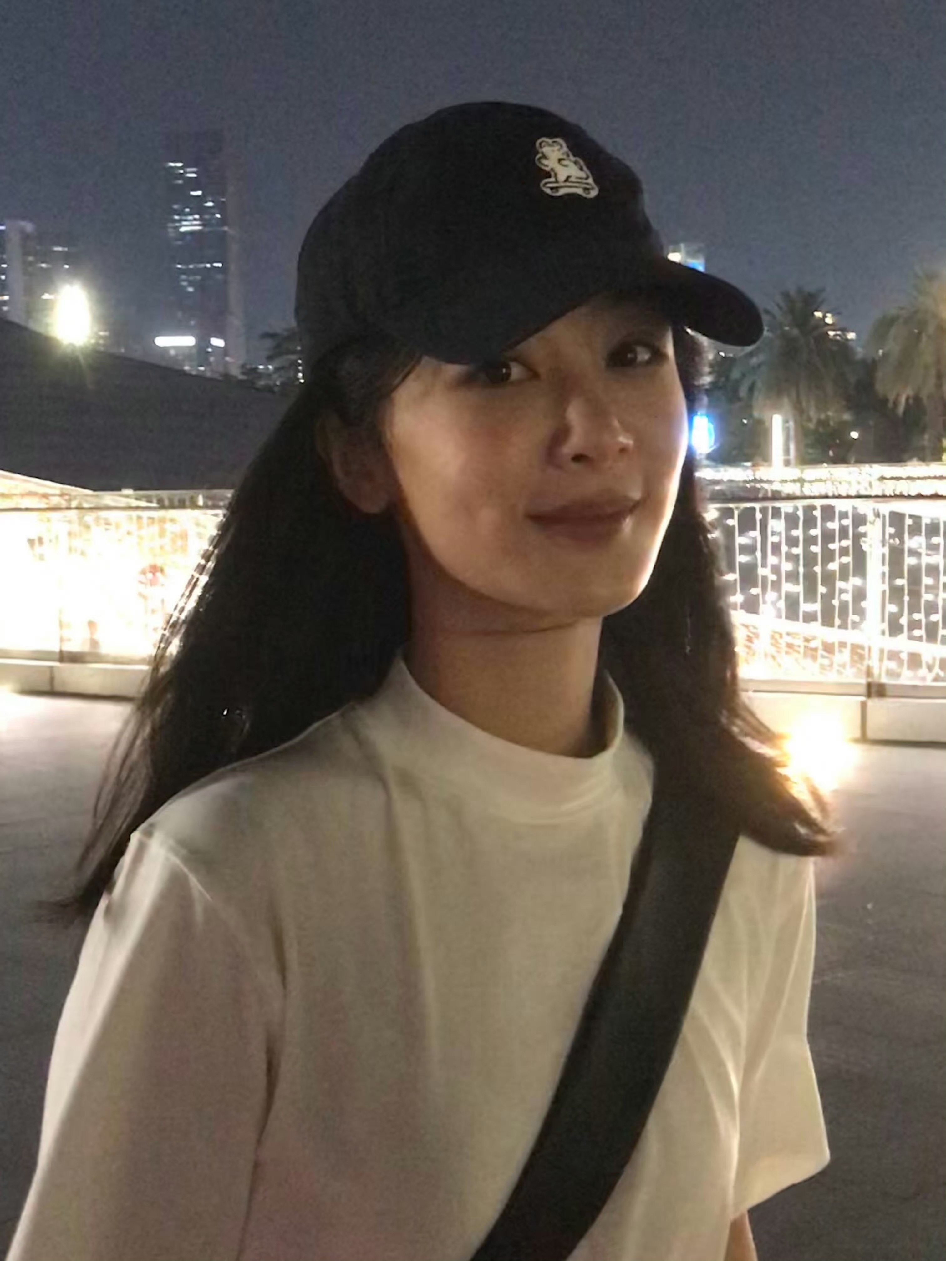 杨紫晒广州walk你眼睛会笑，弯成一条桥～