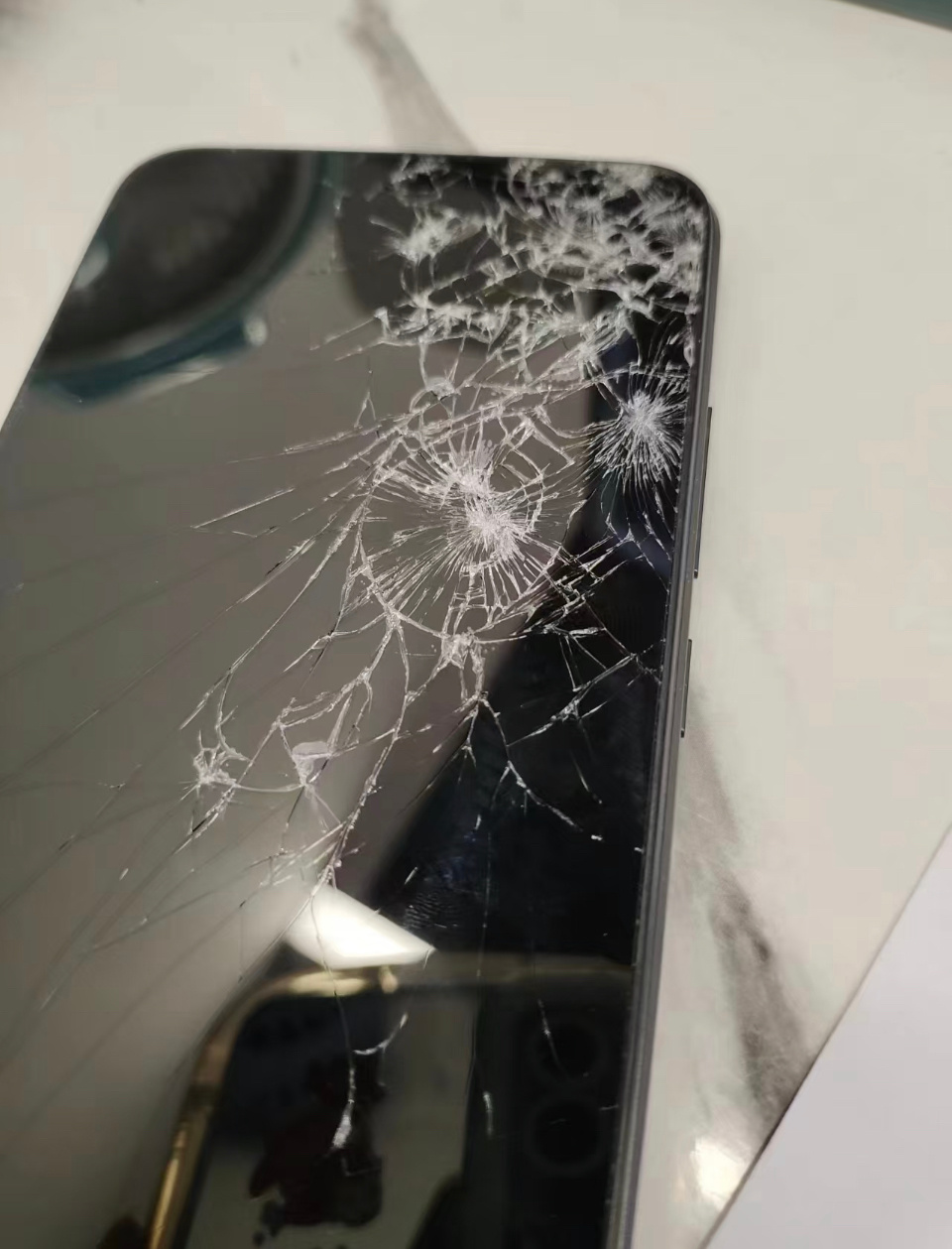 爸妈为什么总在用碎屏  手机屏幕碎了还一直在坚持用的妈妈 