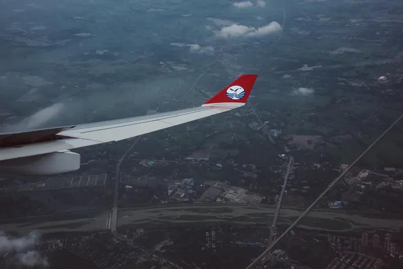 成都飞加德满都一航班飞机途中，一男子在厕所上吸烟触发烟雾报警，男子自称老烟民憋得