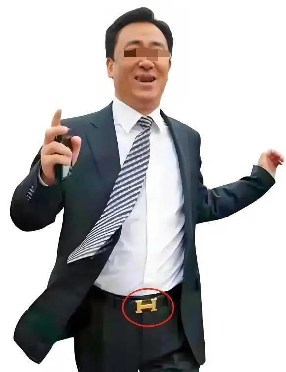 劳模已成阶下囚！
[捂脸]
家印也曾是劳模，
名声鹊起遍中国。
谁人不知许皮带，