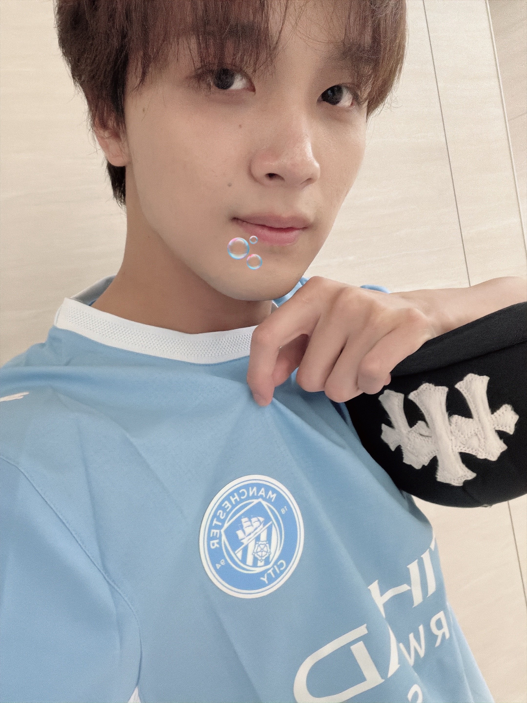 🫧好可爱.. 看球小狗儿自拍🤳但真的太瘦了消失的脸颊肉… 