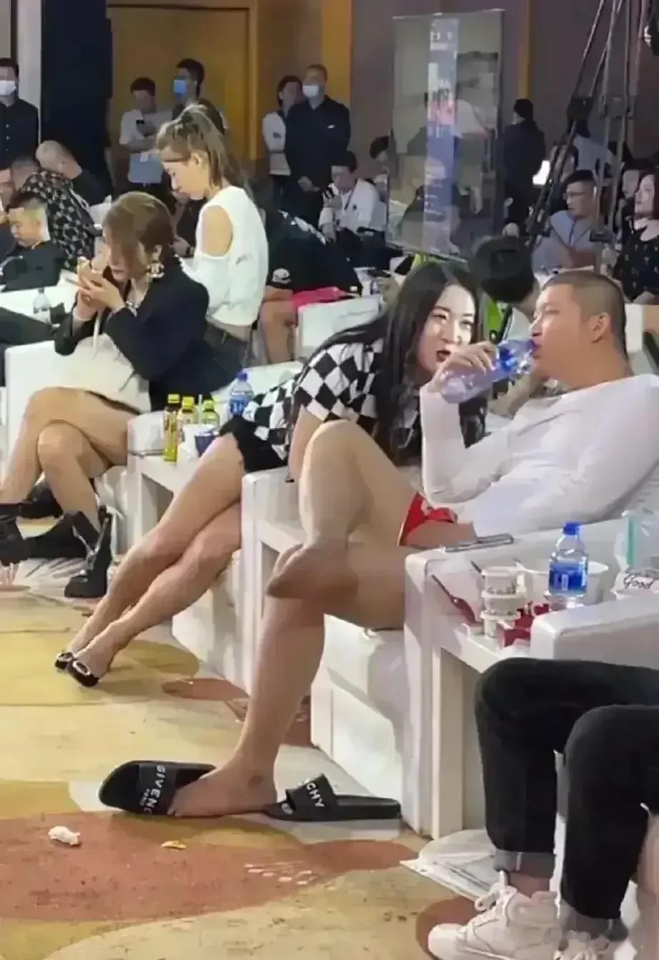 就这么个邋遢样，居然也能大红大紫，搞不明白，到底是二驴病了？还是粉丝病了？又或是