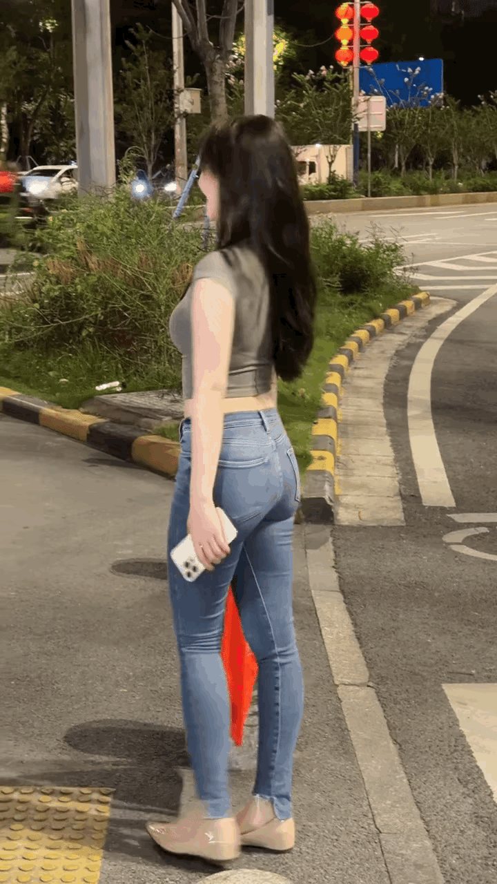 长得好看身材好的人就是在马路牙子也能出片！ 