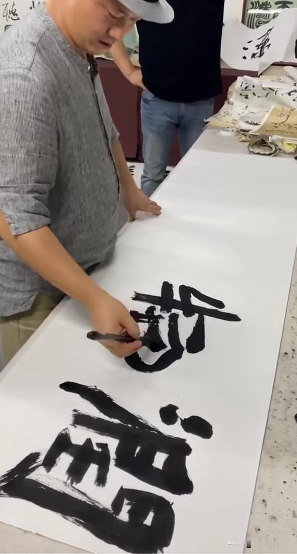 我看到了徐右冰写楷书
流畅度远远不及草书
他擅长草书
写到大字楷书有些不够
书法