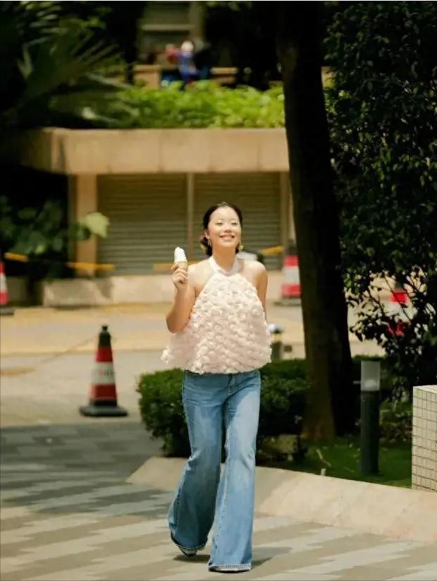 太喜欢王菊的穿搭了！穿紧身裙勒出“肚子”也超自信，就算腿粗、背厚又怎样，照样可以