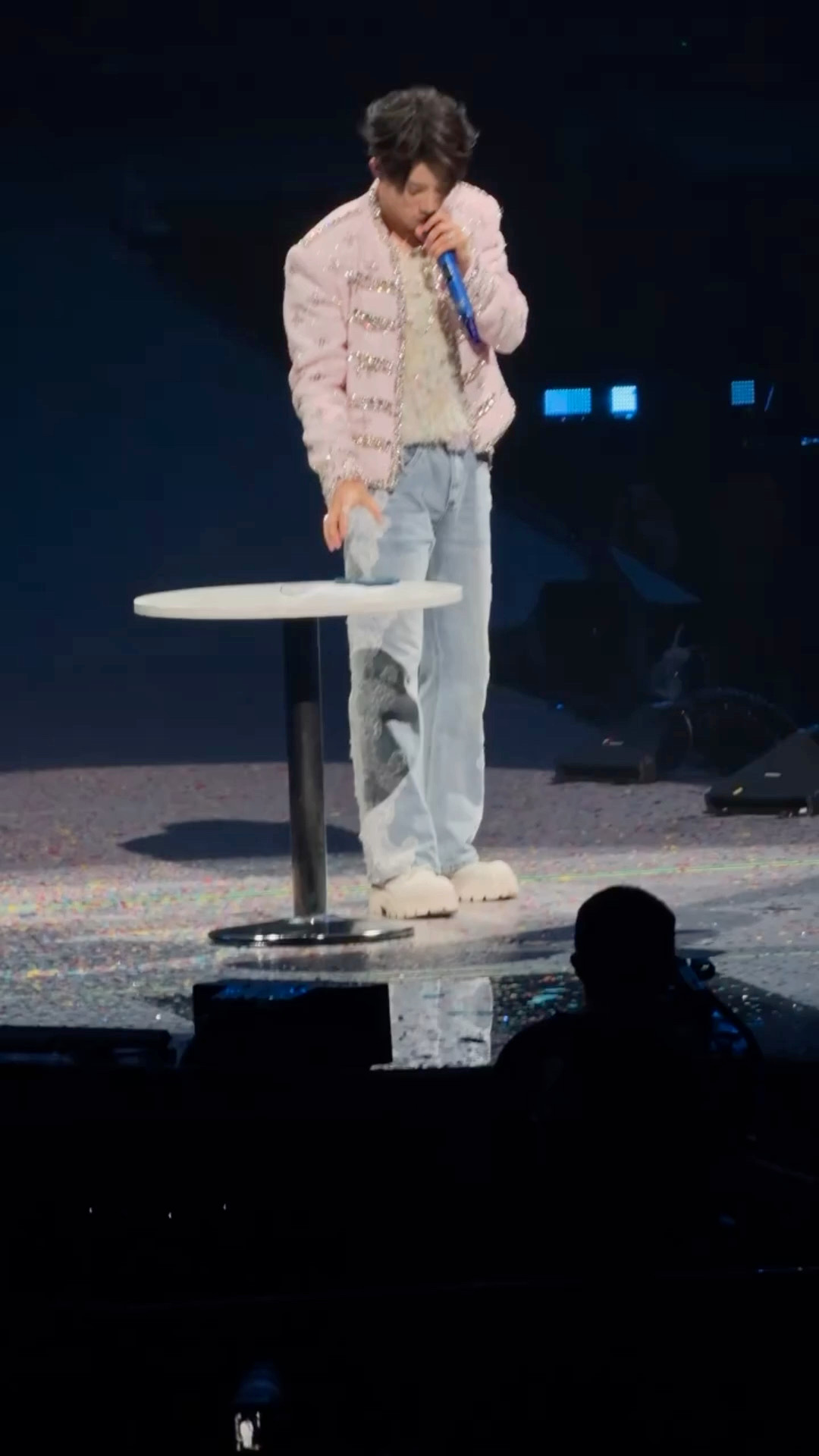 鹭卓演唱会打电话唱雨爱求求鹭卓下一场给我打一通电话！看着别人接到歌手的来电唱雨爱