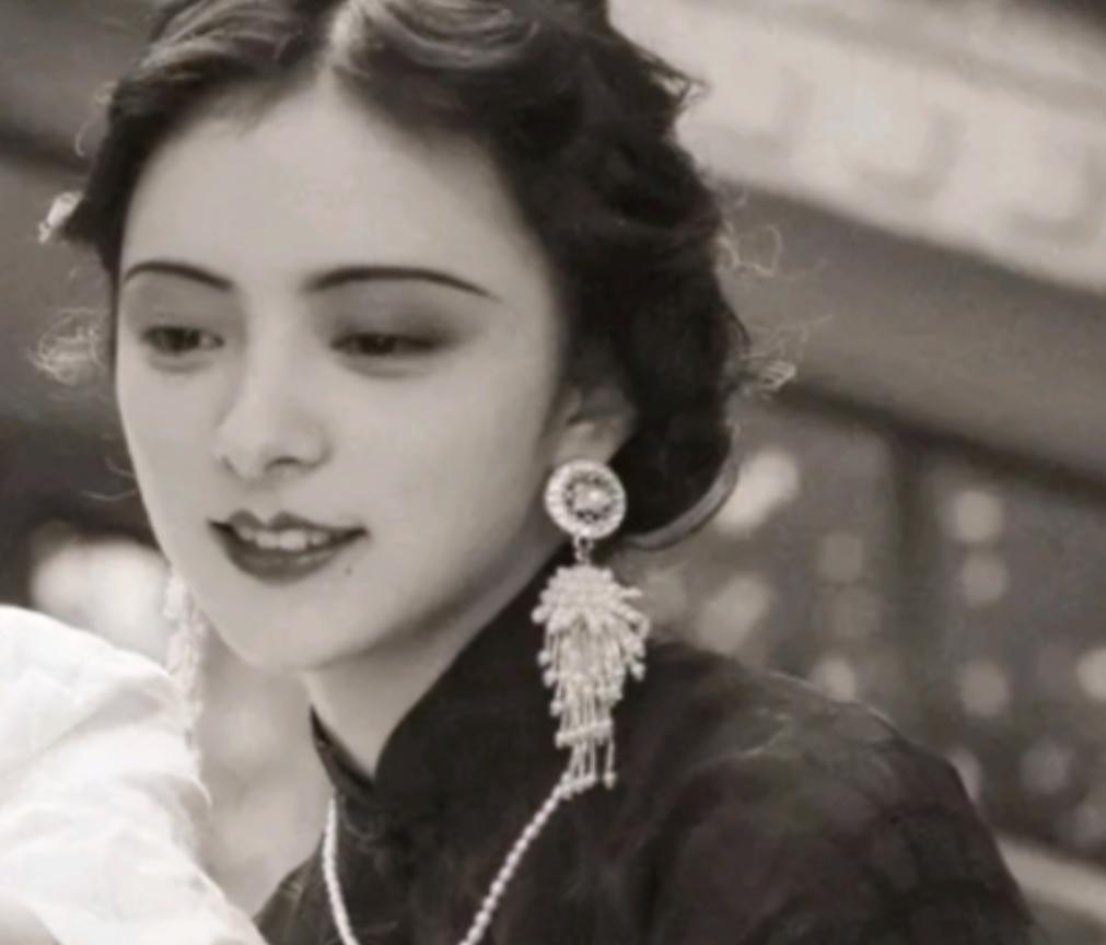 1974年，90岁的杨森迎娶了17岁的张灵凤。

这场年龄相差73岁的婚姻在台北