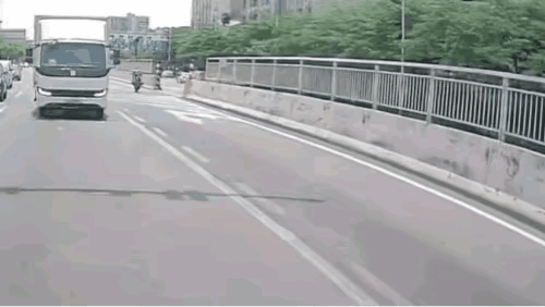 精神小伙把马路当做秀场，结果是摔得有皮没毛的，好在小命还在，希望能够长点记性，不