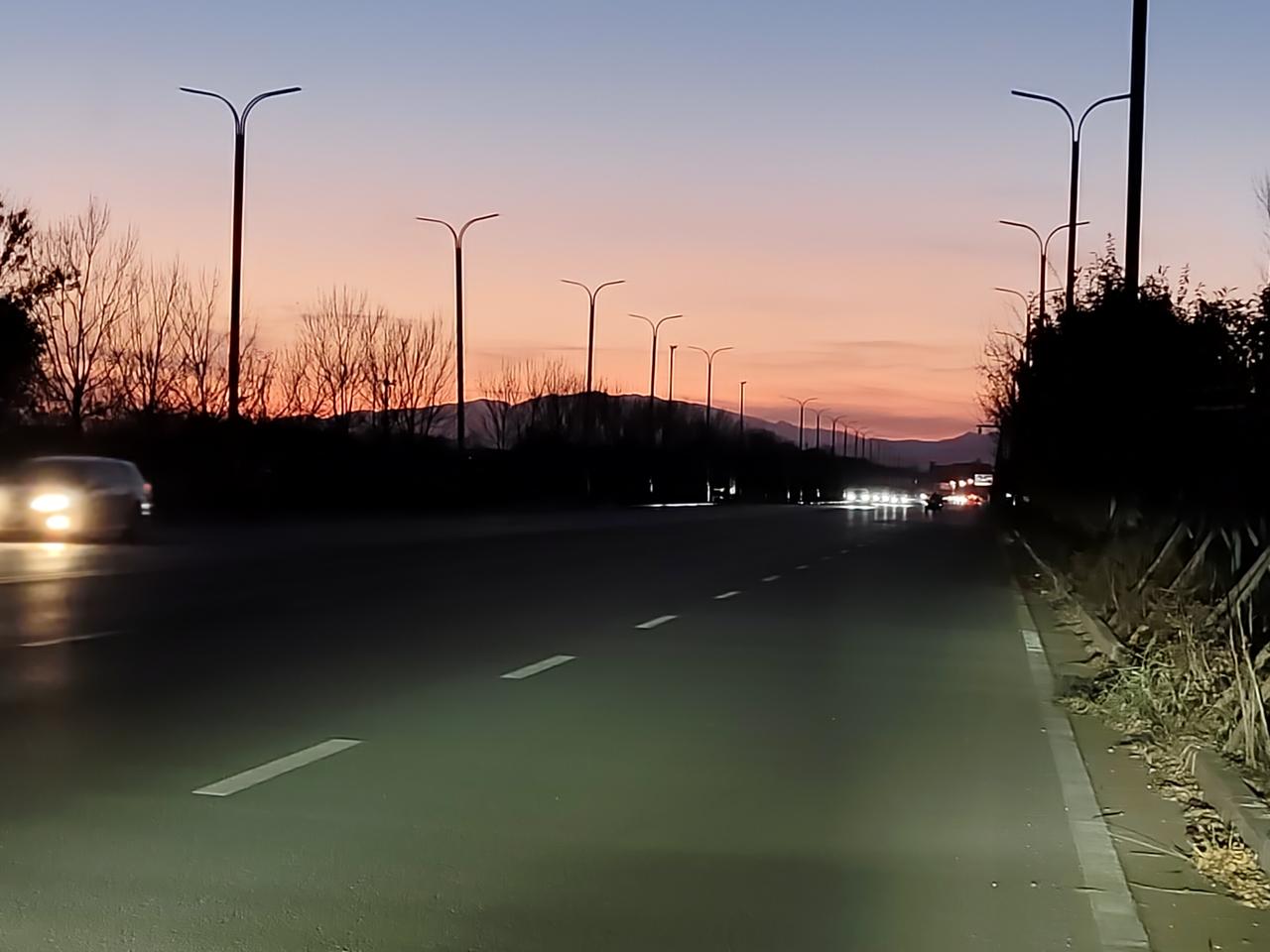 下班路上撞进了橘子味的黄昏
 
谁懂啊家人们！下班开在这条路上直接被美到失语！