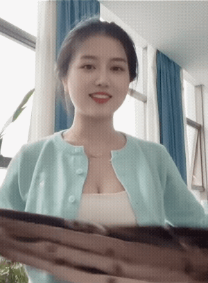 红花必有绿叶扶。
闲看花正艳, 静享岁月情, 绿叶需轻舞, 清新得诗意 。
女子