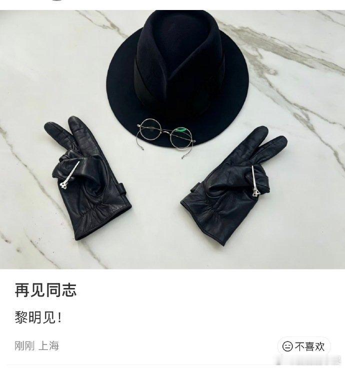 张若昀帮陈千里比耶 张若昀杀青仪式感自带笑点，剧中陈千里沉稳克制步步为营，自带高