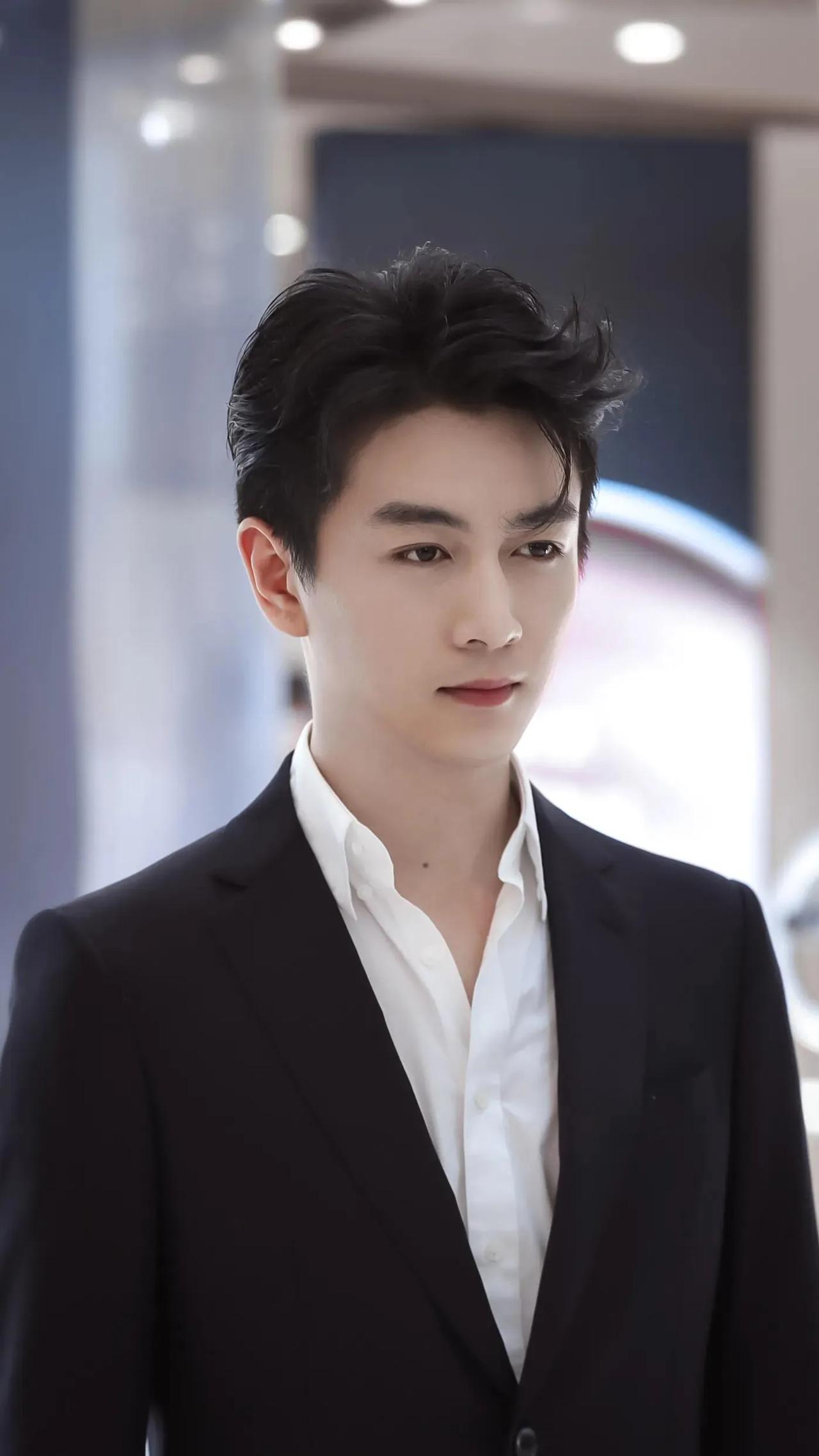 假如只能从这4位男星中，选一个当前夫，你会选谁？
1、陈晓
1987年7月5日出