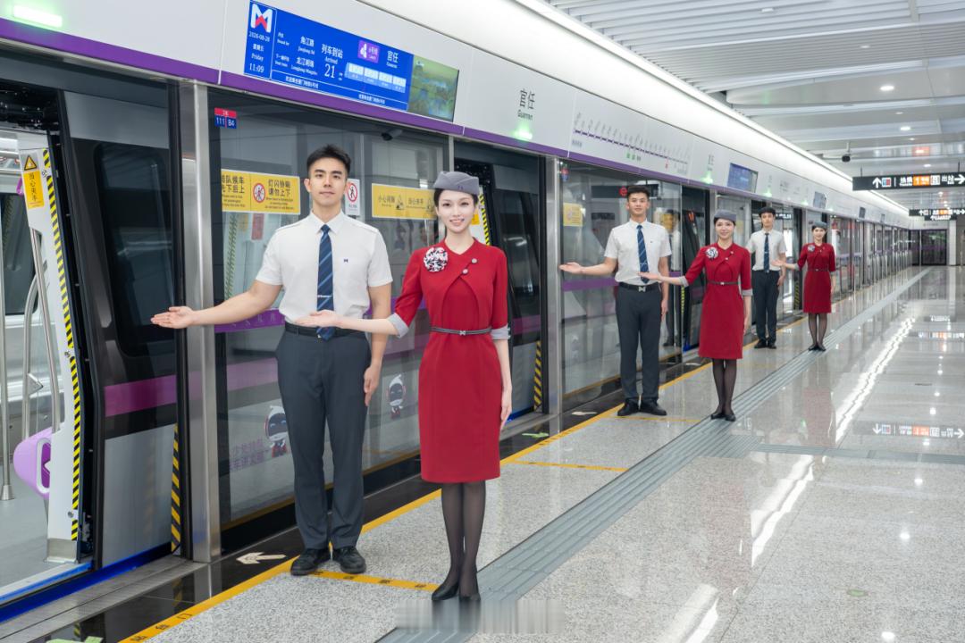 看到厦门地铁4、6号线即将开始开通前试乘的新闻配图，图里厦门地铁站务员这套制服在
