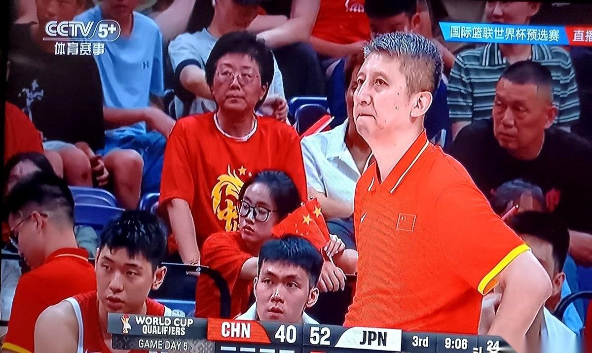 人家带了7个后卫来。
就差把“我们是算计好了来打爆你”这几个字，刻在脑门上了。
