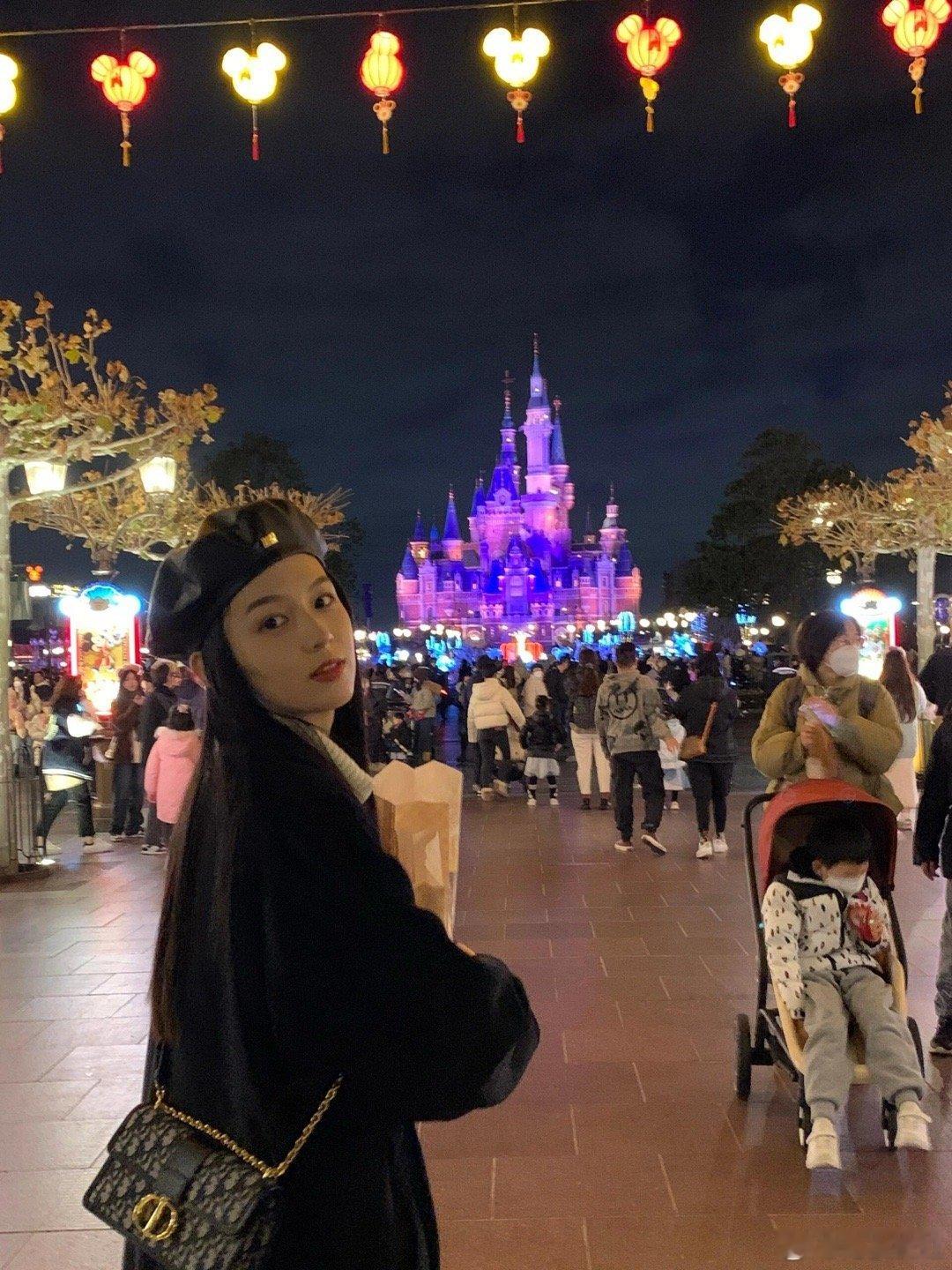 你是周也那她是谁 刚被周也的美貌惊艳，下一秒就被她的抽象视频笑疯！这波考古堪称“