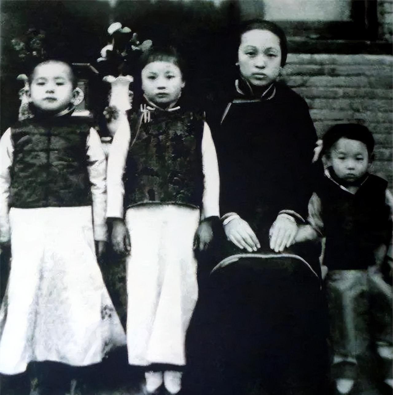 [微风]1923年，年近五旬的张作霖刚到天津，偶遇一个身材婀娜的年轻女孩，随从说