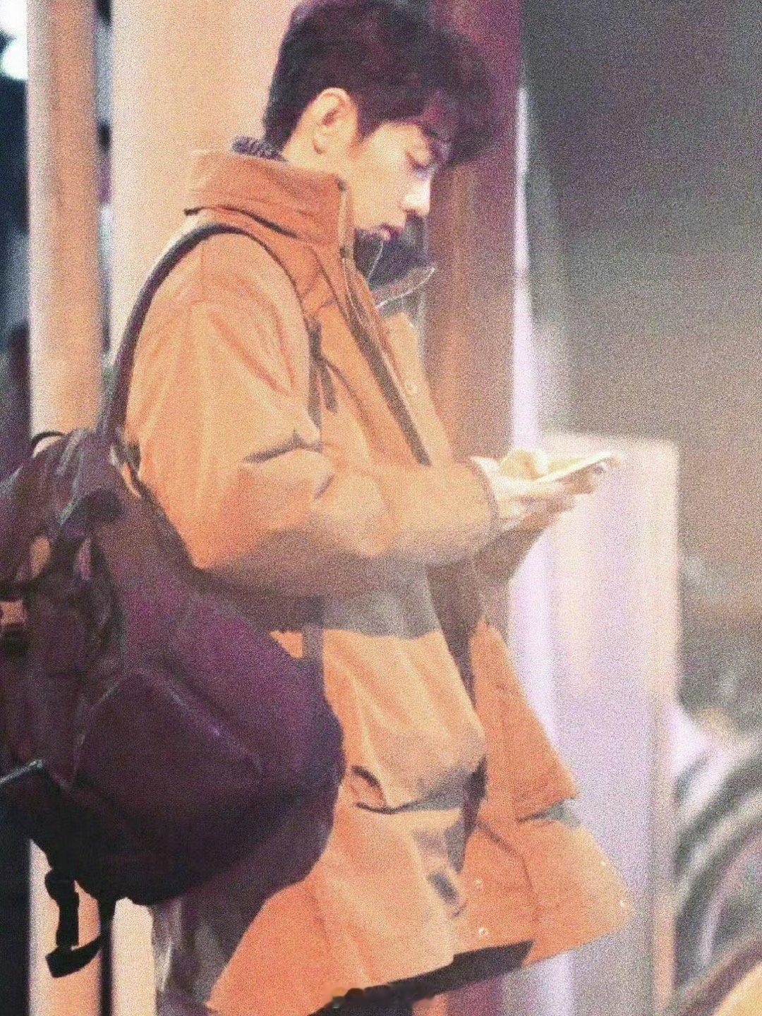 肖战的角色可塑性太强了。小城良方刘铮亮的路透，已经被粉丝代入了刑侦队长、末日文男