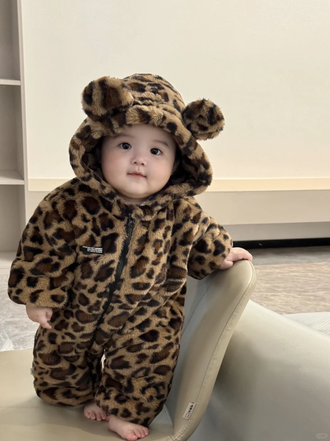 好喜欢我的胖宝宝，真像一个小手办呀～