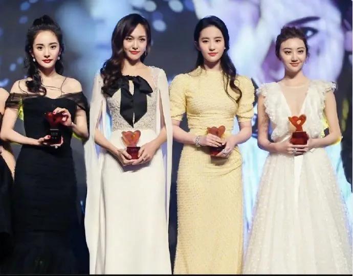 杨幂，唐嫣，刘亦菲，景甜四大美女罕见同框。都是顶流。身高也差不多。颜值嘛？你觉得