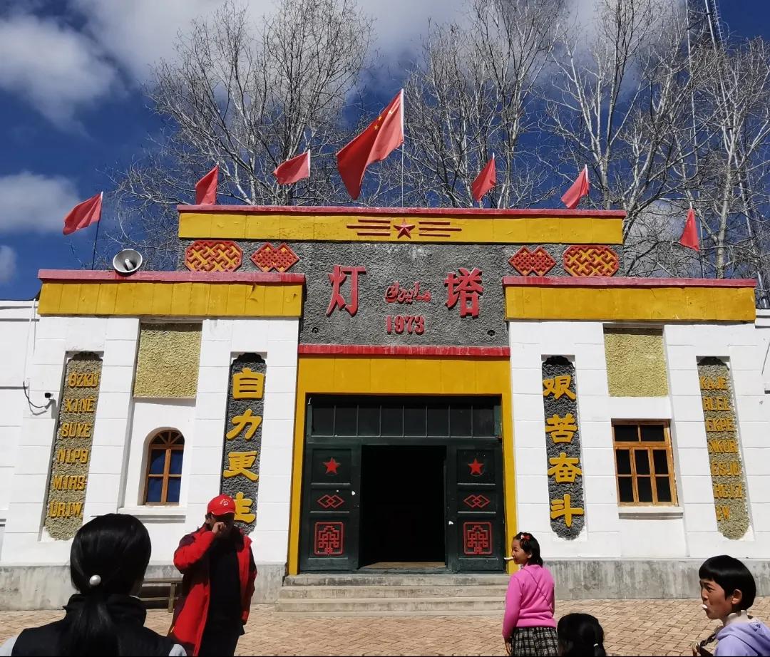 贺娇龙是一个永远值得我们怀念的人。

如今她永远离开了我们，离开了她所热爱的一切