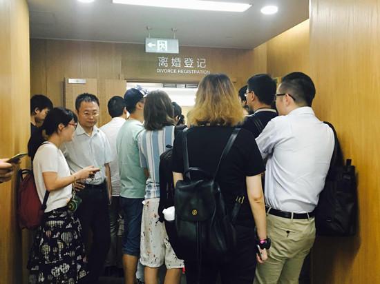 近日，有网友发帖称想在东莞办理离婚登记，但系统显示多个婚姻登记处最近无可预约时段