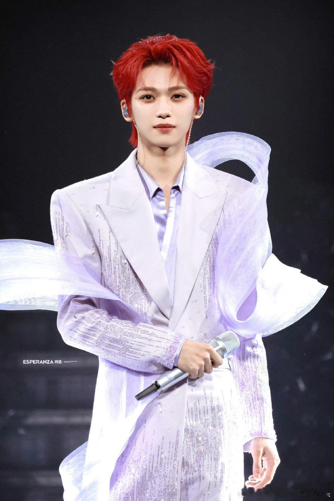 梓渝露额头了梓渝演唱会露额头梓渝演唱会露额头，好帅 