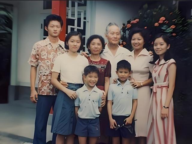 这是1988年，被软禁长达33年之久的抗日名将孙立人将军重获自由后，与夫人拍摄的