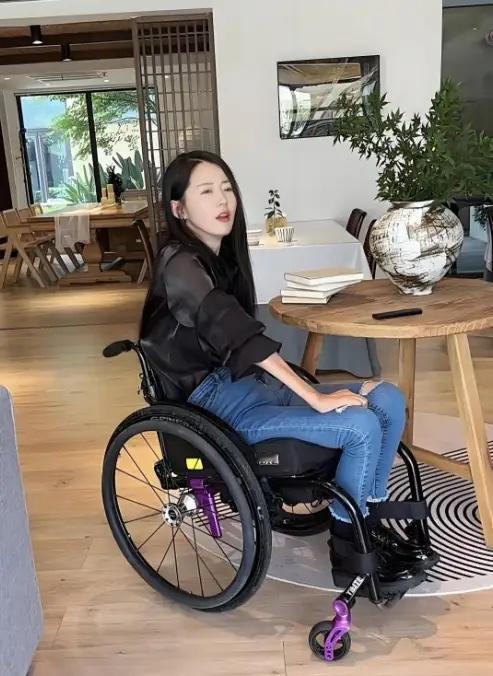 多年前，女教师曹曾敏将年少的穷学生拉出泥潭，14年后她瘫痪被丈夫抛弃，学生顶着压
