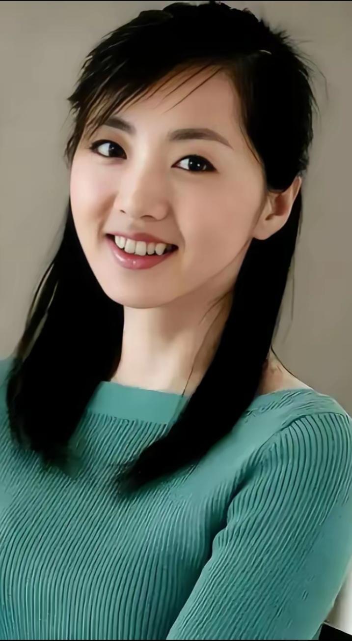 杨丹，央视《天气预报》知名主持人，毕业于中国传媒大学。被观众亲切称作“气象小姐”