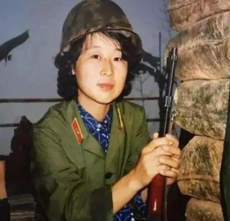1983年，老山战役中，几名战士脱下军裤，面对女军医，双腿敞开，尴尬不已。女军医