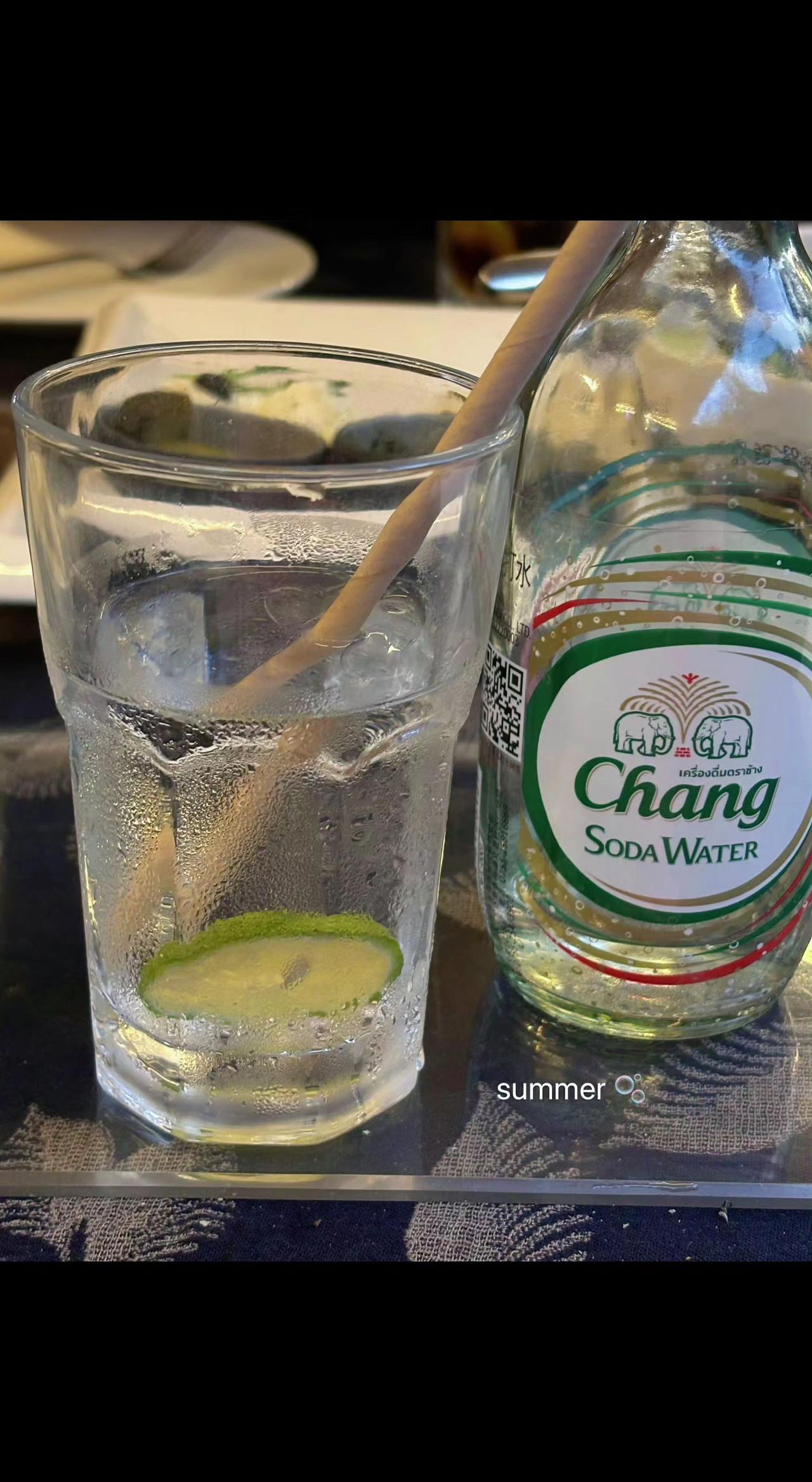 🌿杯壁凝雾，青柠沉底，气泡在舌尖炸开银河✨。夏日的留白，是这口微涩的甜。