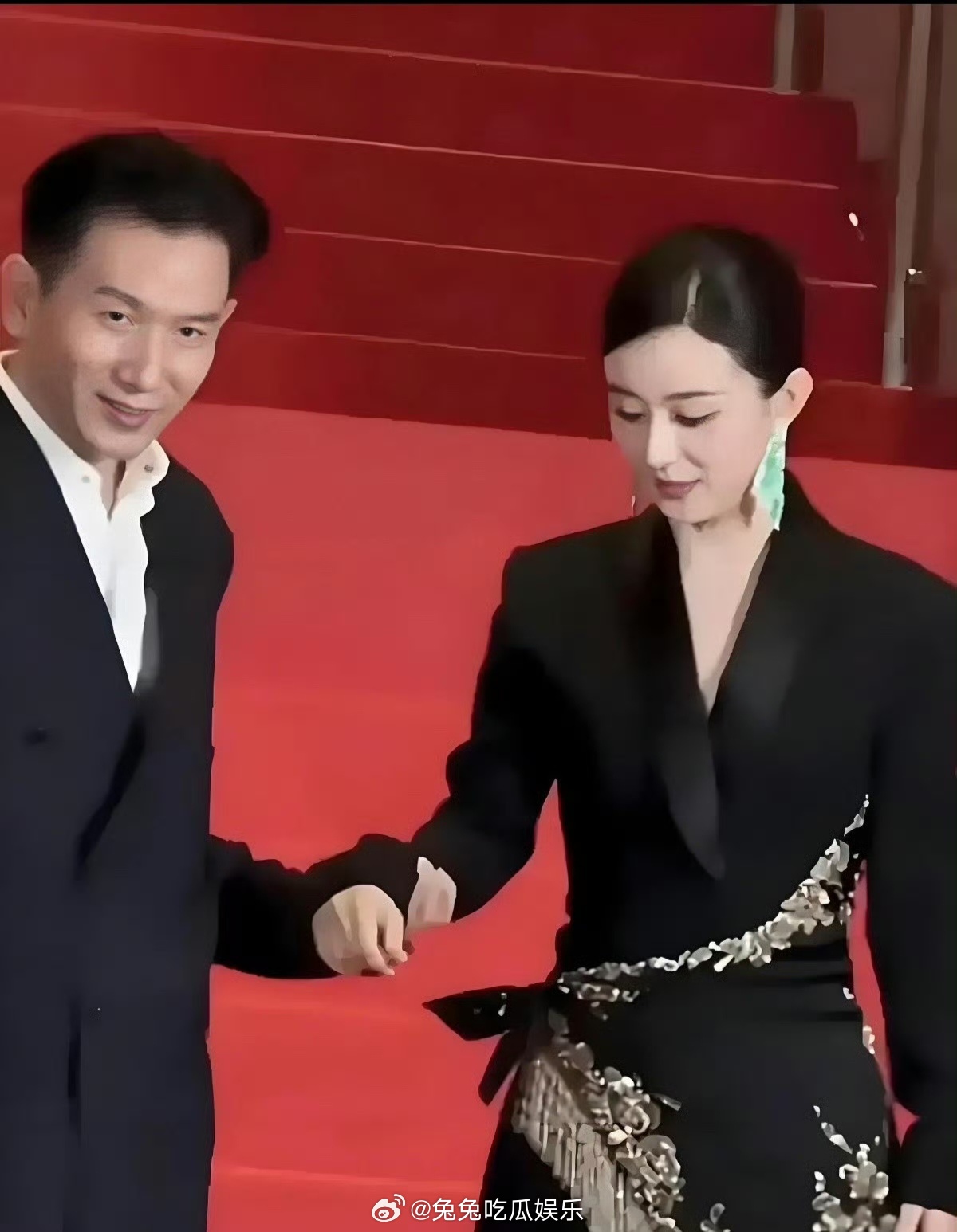 赵丽颖工作室男方看着挺儒雅的 ​​​