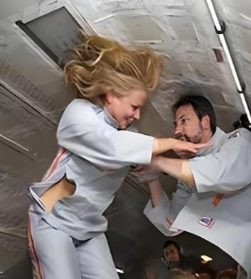 1992年，首对美国夫妻宇航员上天，在完成8天的太空之旅后，记者们急冲冲的抛出问