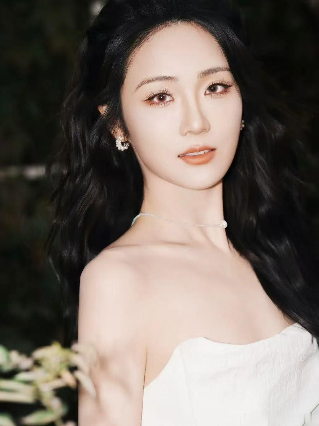 凯丽女儿张可盈演凯丽 演妈妈当年演过的角色类型，换谁压力都大。张可盈没模仿也没回