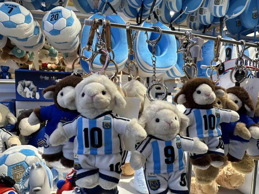 一款梅西挂件上架7天，
订单破百万，
而世界杯还有4个月才开幕，
义乌已经开始数